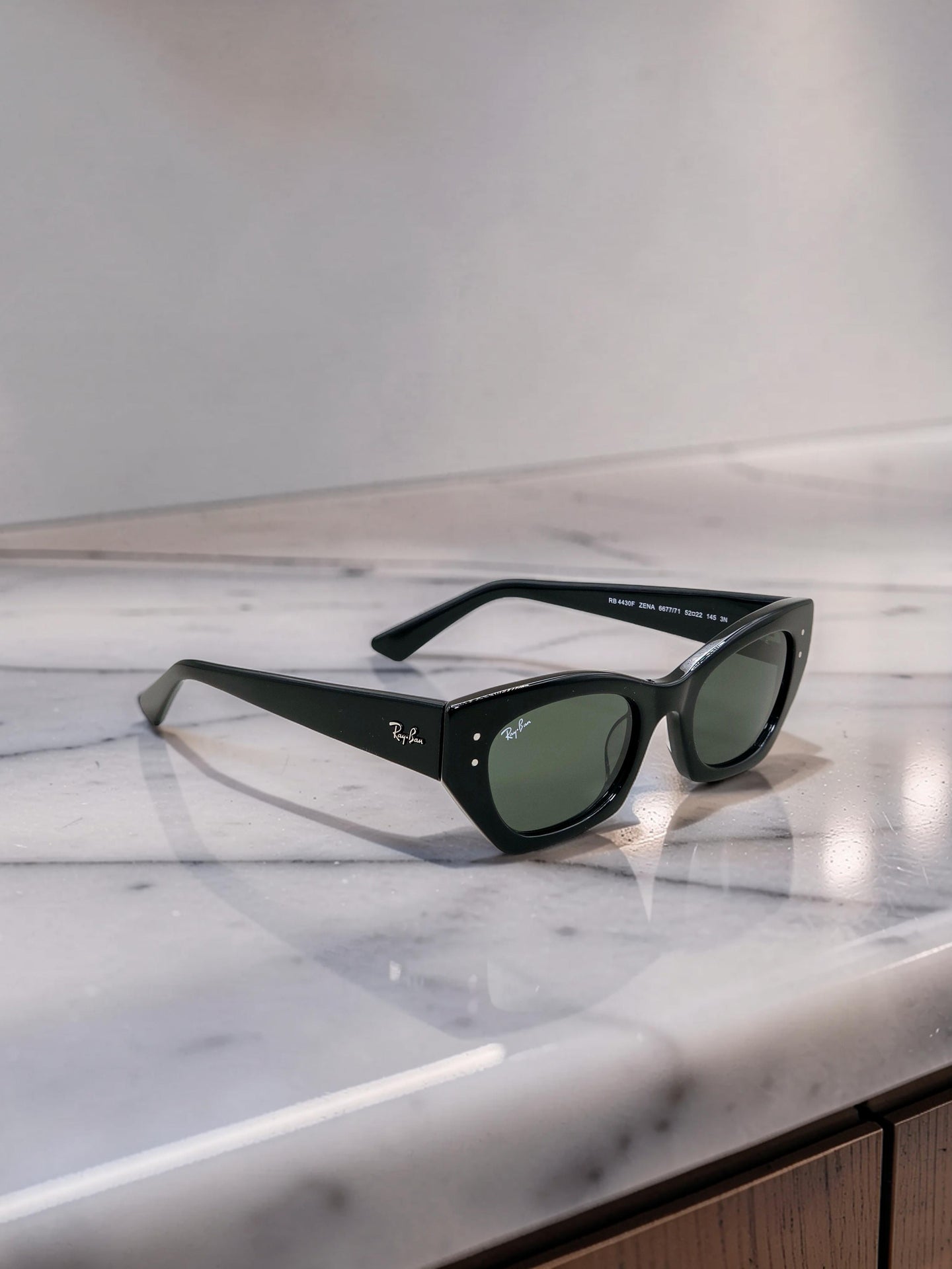 Occhiali da sole 4430 6677/71: Stile Urban e Fitting Ottimale in Nero e Verde