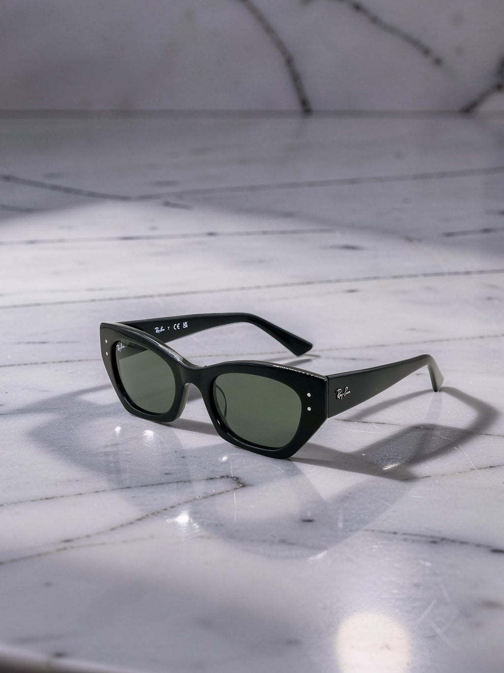 Occhiali da sole 4430 6677/71: Stile Urban e Fitting Ottimale in Nero e Verde