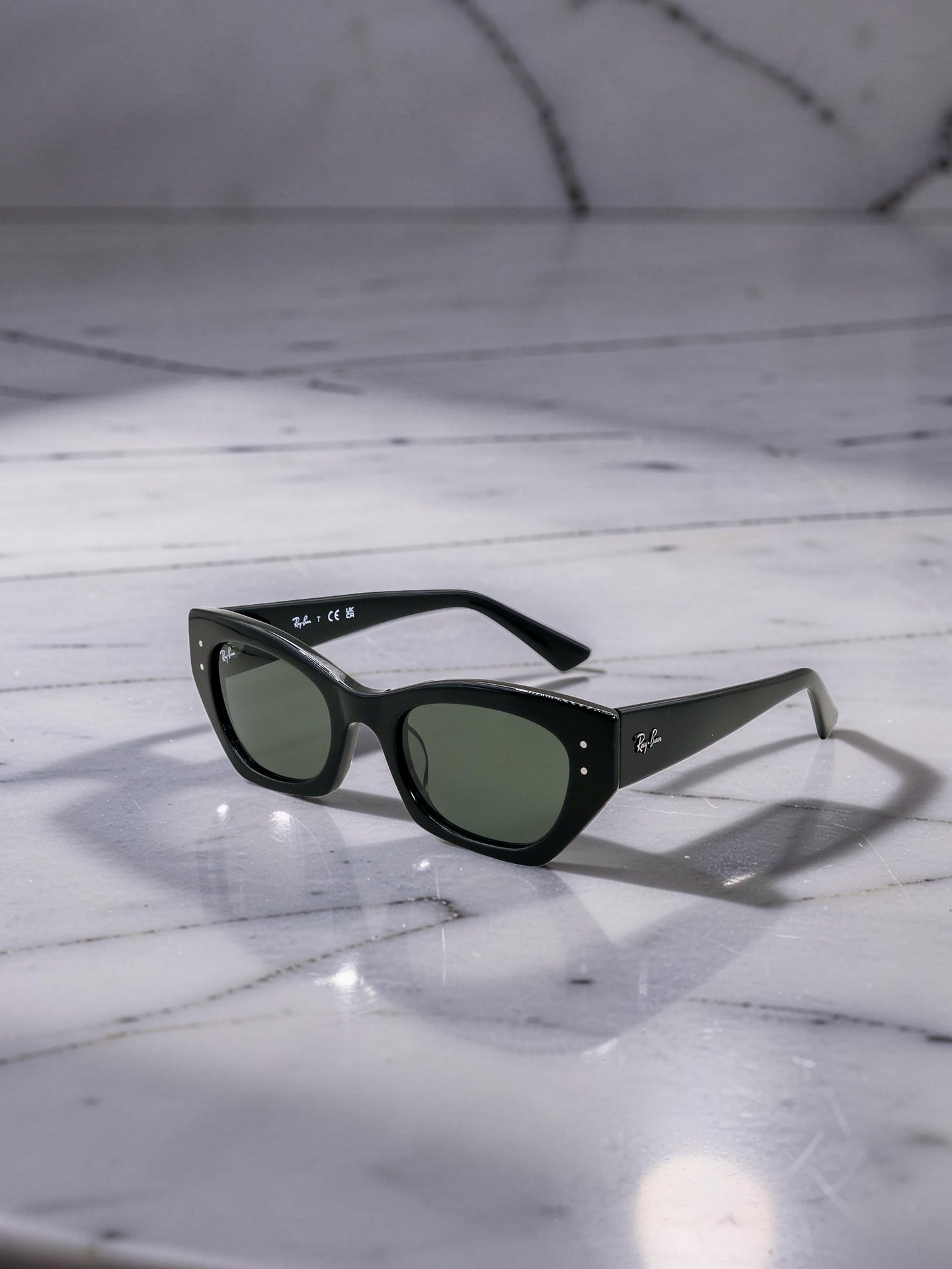 Occhiali da sole 4430 6677/71: Stile Urban e Fitting Ottimale in Nero e Verde
