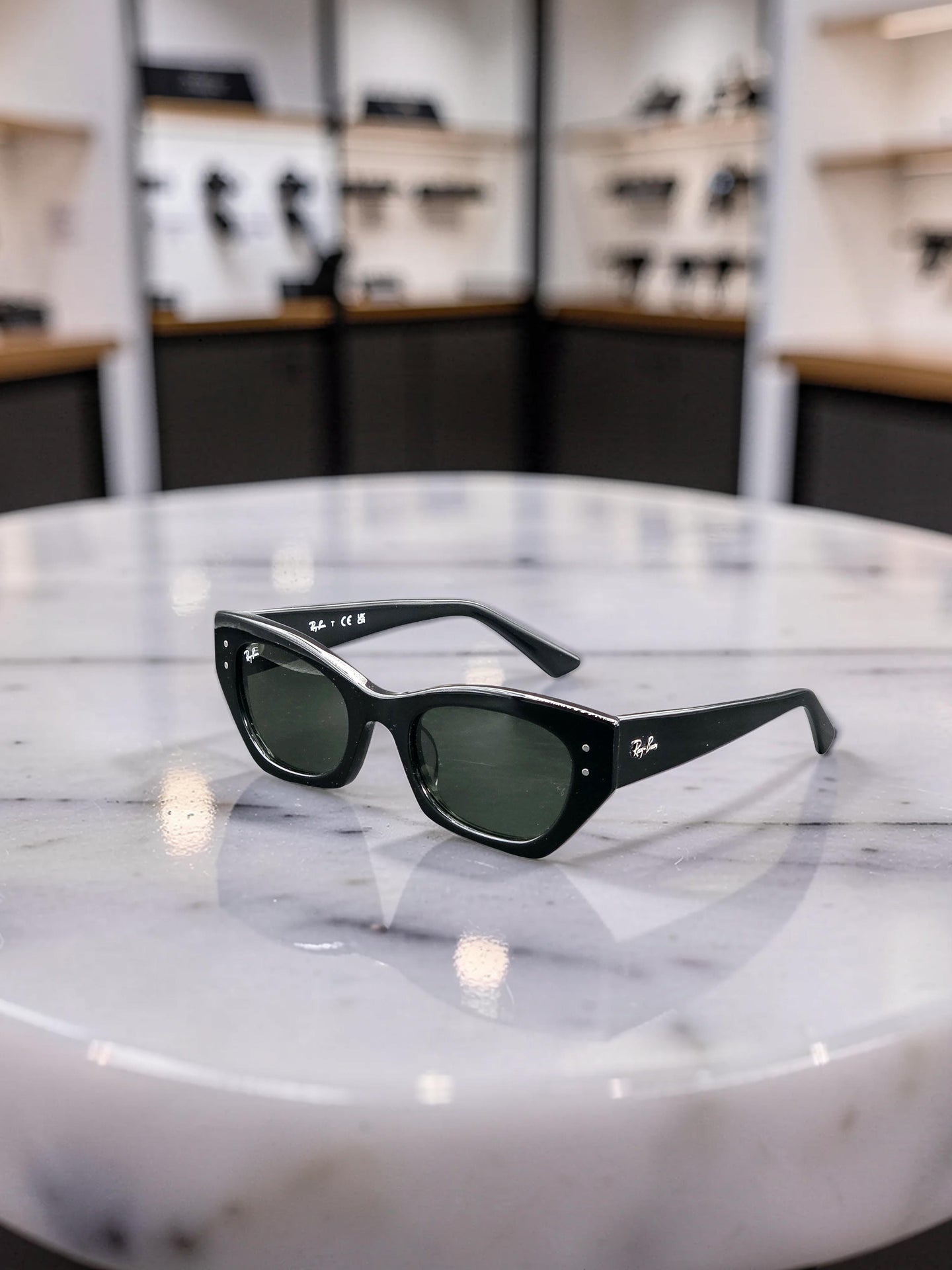 Occhiali da sole 4430 6677/71: Stile Urban e Fitting Ottimale in Nero e Verde