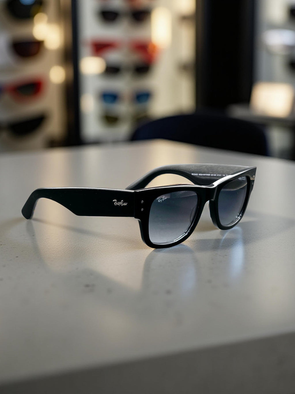Occhiali da sole Mega 0840S 901/3M Nero Lenti Blu Sfumate Design Contemporaneo