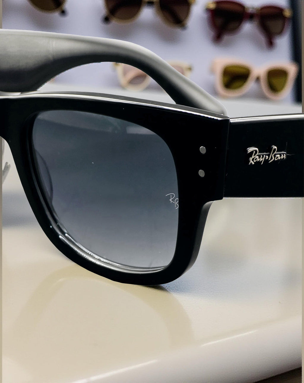 Occhiali da sole Mega 0840S 901/3M Nero Lenti Blu Sfumate Design Contemporaneo