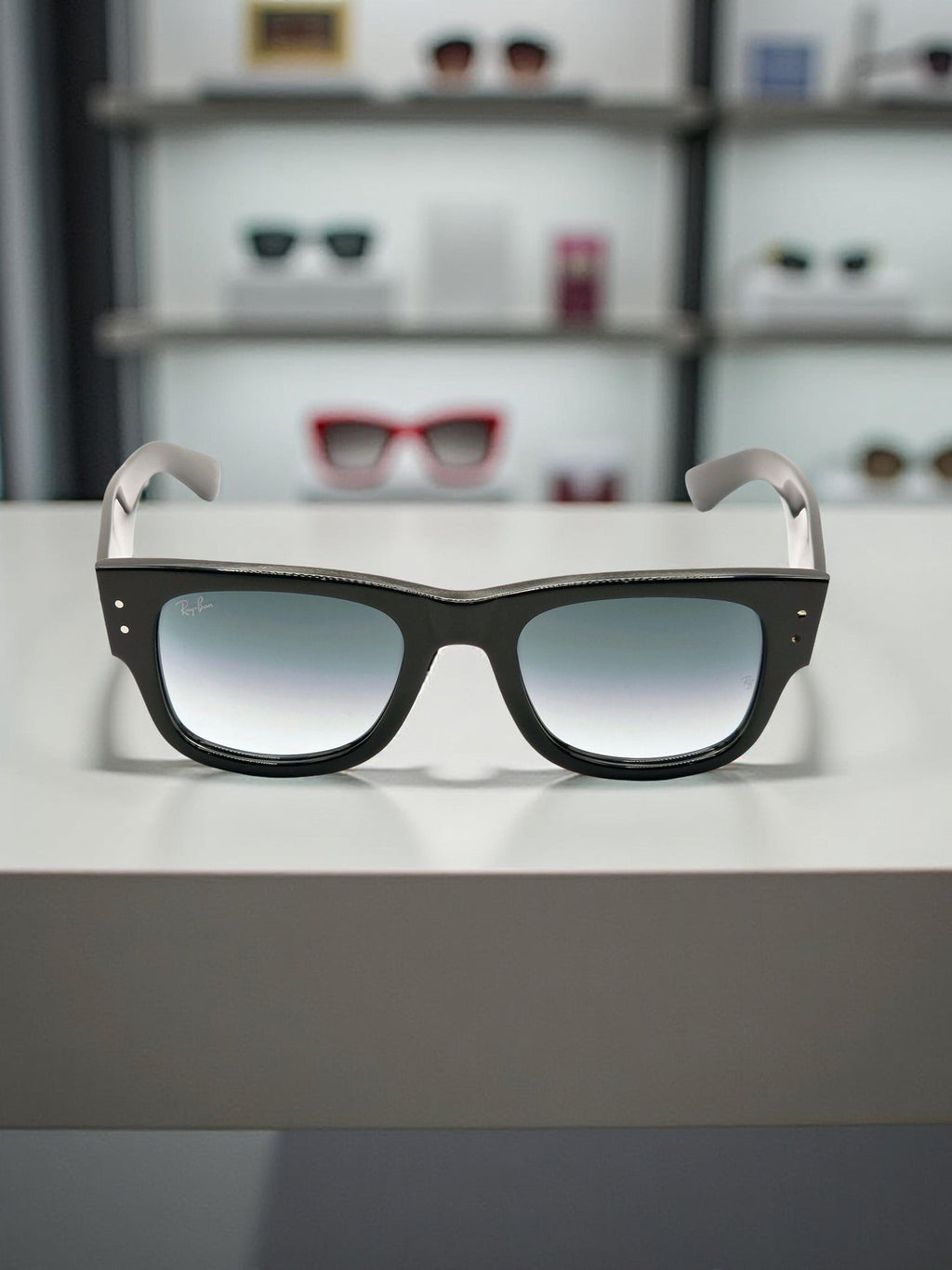 Occhiali da sole Mega 0840S 901/3M Nero Lenti Blu Sfumate Design Contemporaneo