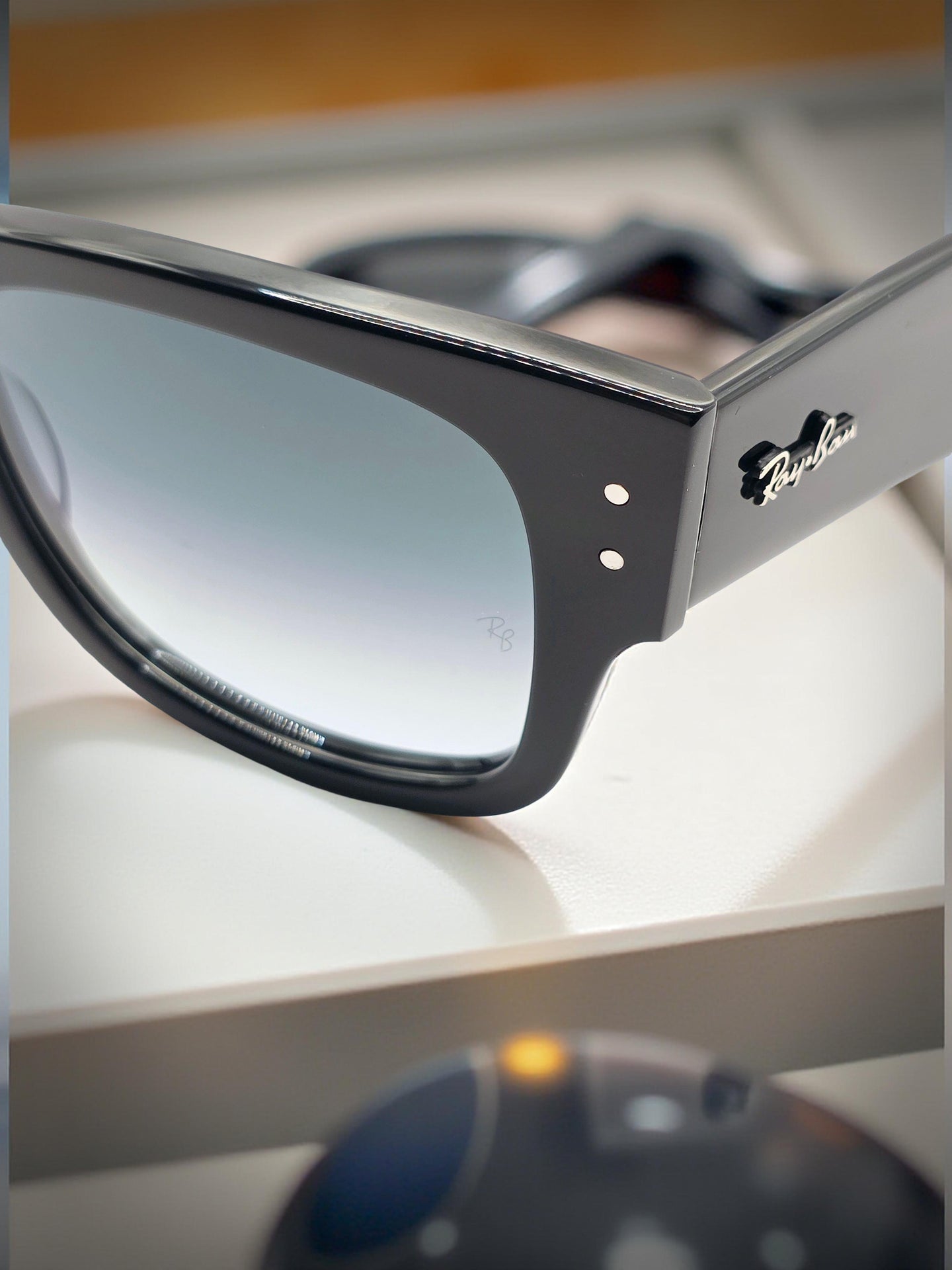 Occhiali da sole Mega 0840S 901/3M Nero Lenti Blu Sfumate Design Contemporaneo