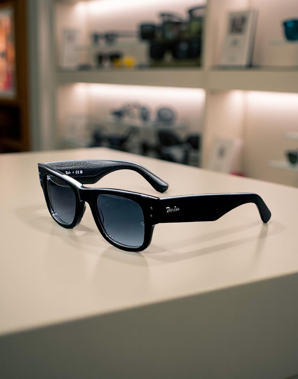 Occhiali da sole Mega 0840S 901/3M Nero Lenti Blu Sfumate Design Contemporaneo